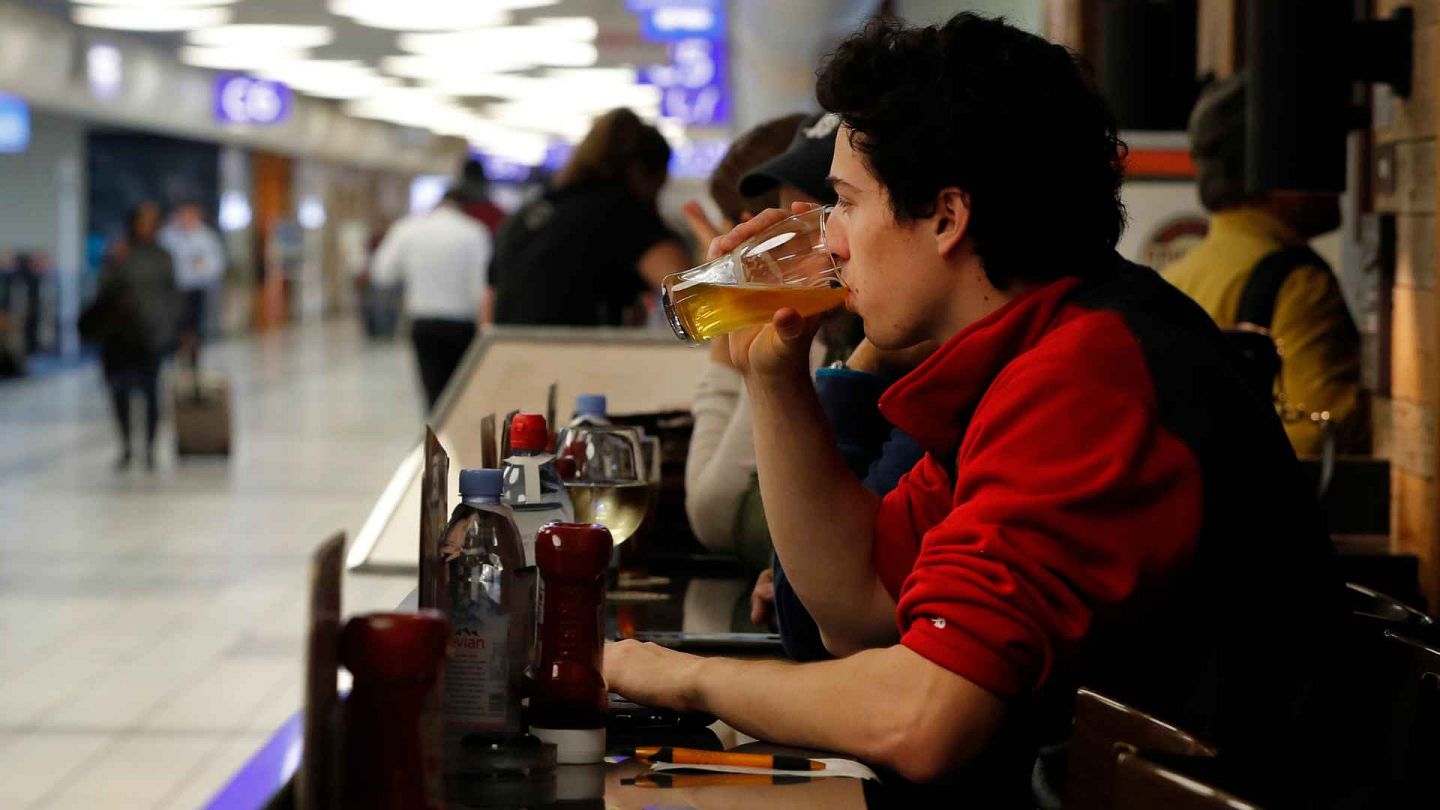 Ryanair chiede agli aeroporti Ue un limite di due drink per fermare le  condotte scorrette sui voli | Euronews
