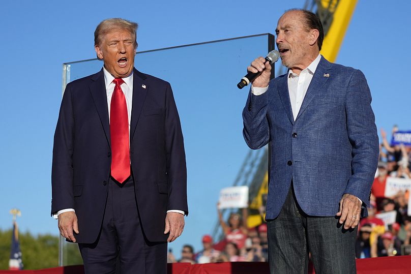 Donald Trump escucha a Lee Greenwood en un mitin de campaña - 5 de octubre de 2024