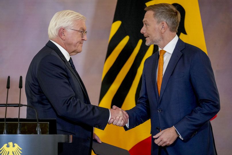 Bundespräsident Frank-Walter Steinmeierund der ehemalige Finanzminister Christian Lindner während der Entlassungszeremonie für FDP-Minister, 7. November 2024.