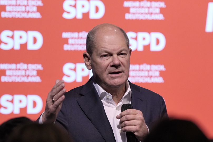 Scholz beantwortet Fragen während der Bundestagswahlkampf-Auftaktkundgebung der Sozialdemokratischen Partei Deutschlands (SPD) in Bielefeld, Montag, 13. Januar 2025. 