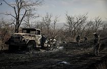 I militari ucraini raccolgono munizioni danneggiate sulla strada vicino alla città di Chasiv Yar, Donetsk, Ucraina, 10 gennaio 2025