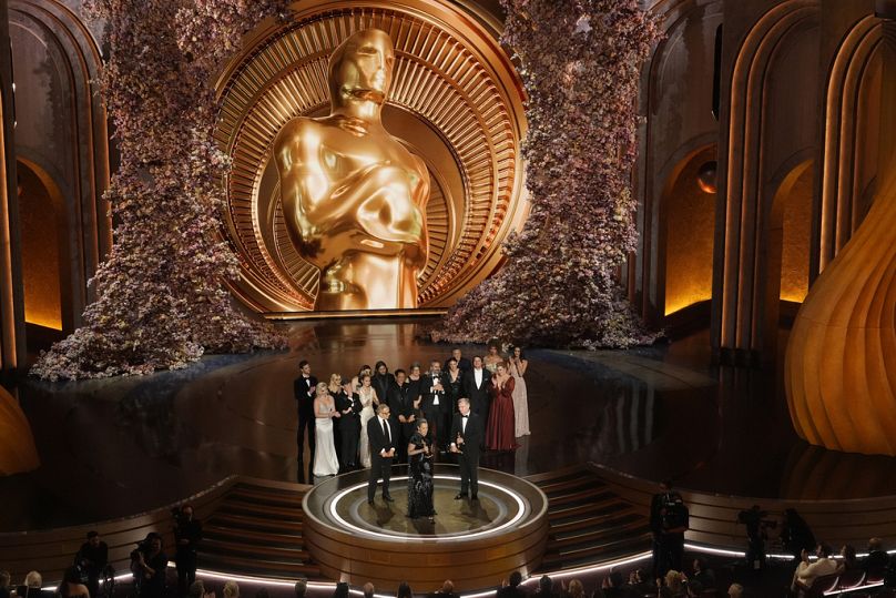 طقم العمل وفريق فيلم "أوبنهايمر" يتسلمون جائزة أفضل فيلم خلال حفل الأوسكار يوم الأحد، 10 مارس 2024، في مسرح دولبي في لوس أنجلوس. 