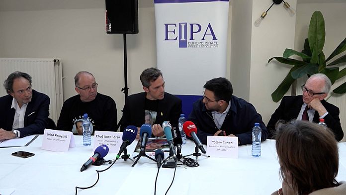 Le famiglie degli ostaggi detenuti a Gaza attendono l'accordo per il rilascio dei parenti