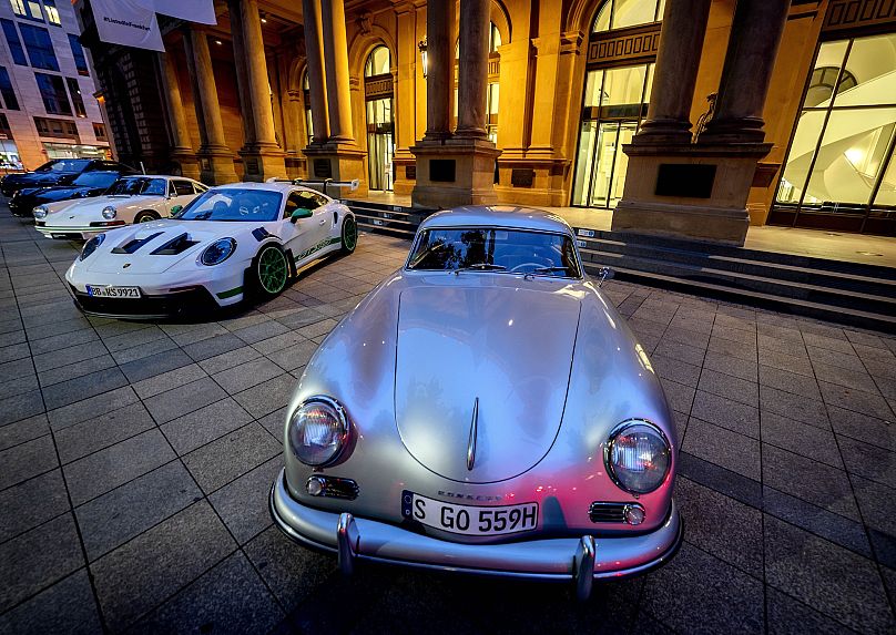 Porsche'nin 2022'de Frankfurt'ta listelenmesinin başlangıcında sıralanan arabaları.