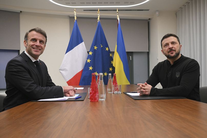 Le président français Emmanuel Macron et le président ukrainien Volodymyr Zelensky posent avant une réunion à Bruxelles, le mercredi 18 décembre 2024.