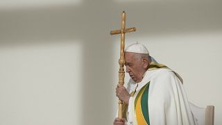 Papa Francesco tiene in mano il bastone pastorale mentre presiede la messa domenicale allo Stadio Re Baldovino, Bruxelles, 29 settembre 2024