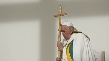 Papa Francesco tiene in mano il bastone pastorale mentre presiede la messa domenicale allo Stadio Re Baldovino, Bruxelles, 29 settembre 2024