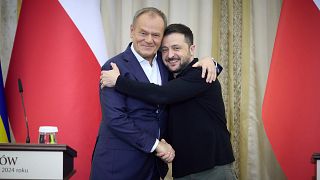 Il Presidente ucraino Volodymyr Zelenskyy, a destra, stringe la mano al Primo Ministro polacco Donald Tusk a Leopoli, Ucraina, martedì 17 dicembre 2024.