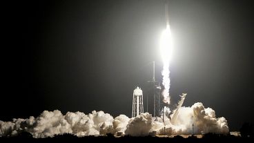 Un razzo SpaceX Falcon 9 decolla dalla piattaforma 39A con un carico utile di due lander lunari al Kennedy Space Center di Cape Canaveral, in Florida, mercoledì 15 gennaio 2025.