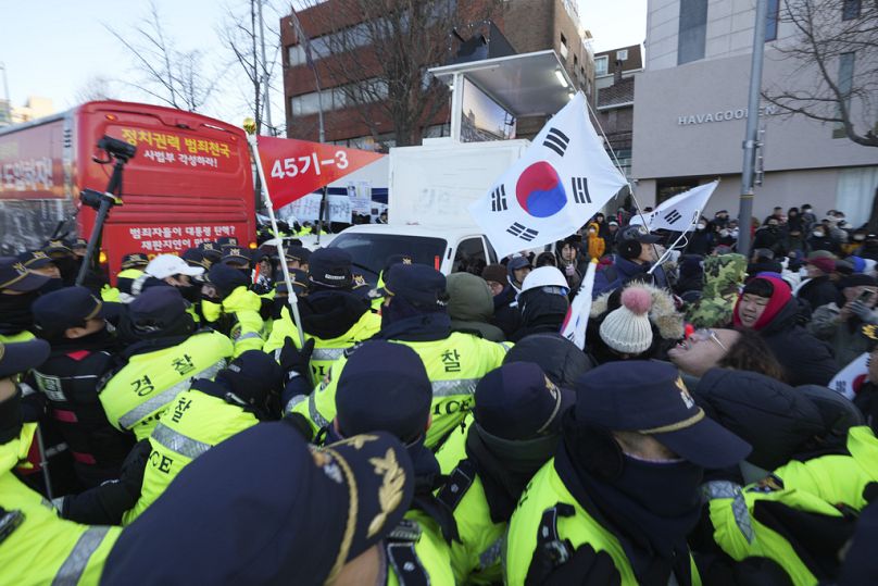 Zwolennicy Yoona Suk Yeola protestują w pobliżu rezydencji prezydenckiej.