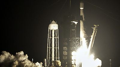 Un razzo SpaceX Falcon 9 decolla dalla piattaforma 39A con un una coppia di lander lunari al Kennedy Space Center di Cape Canaveral, in Florida