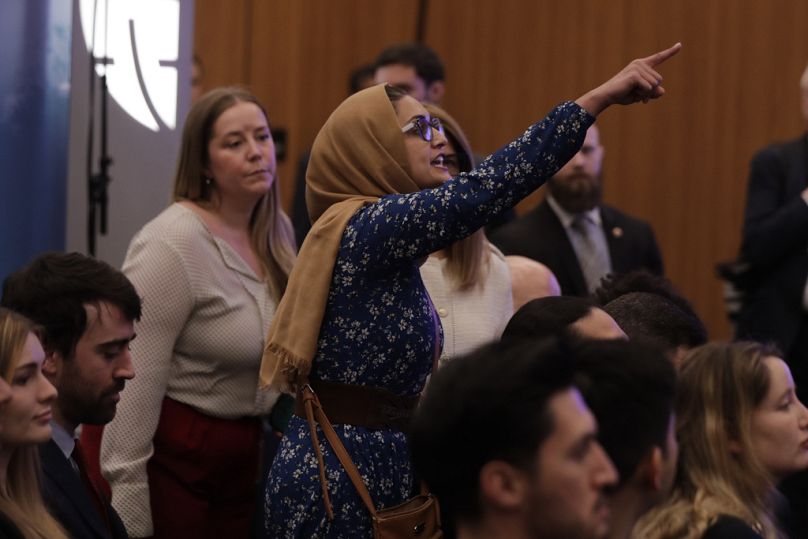 سيدة تقاطع خطاب وزير الخارجية أنتوني بلينكن في المجلس الأطلسي، الثلاثاء 14 يناير/كانون الثاني 2025، في واشنطن