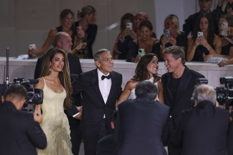 George Clooney,, Inés de Ramon és Brad Pitt a Velencei Filmfesztiválon, 2024 szeptember
