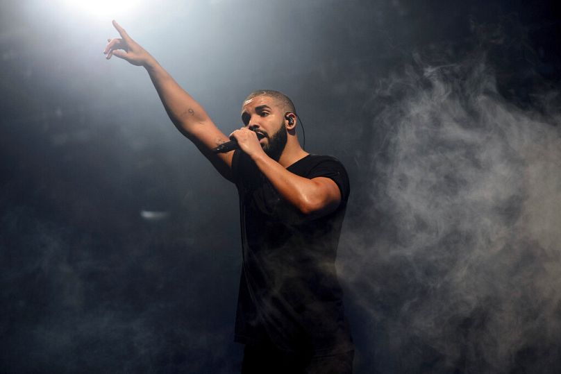 Drake podczas koncertu.