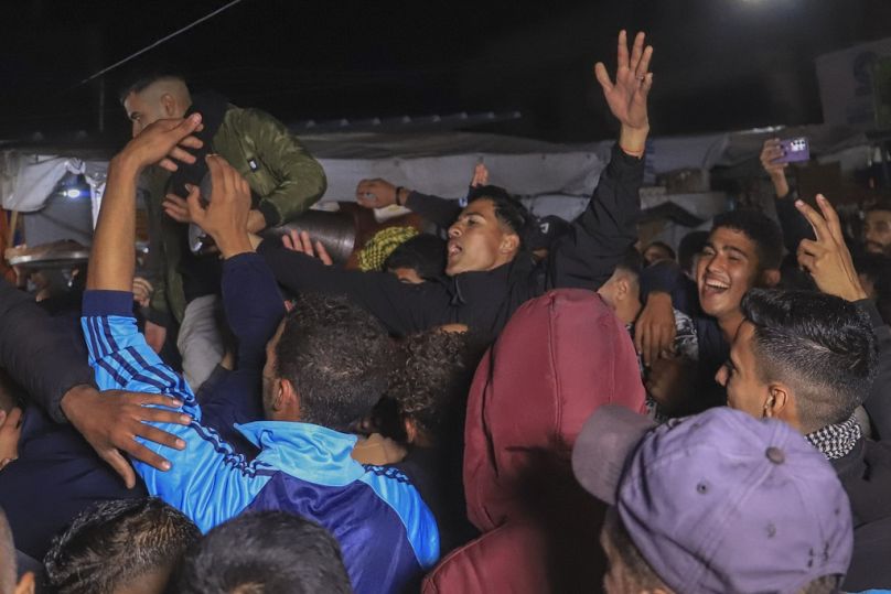 Palestinos celebran tras el anuncio de un acuerdo de alto el fuego entre Hamás e Israel en Jan Yunis, en el centro de la Franja de Gaza, miércoles 15 de enero de 2025.