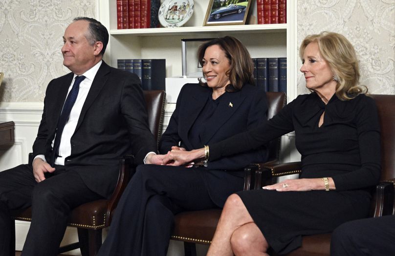 First Lady Jill Biden (sağda) Başkan Yardımcısı Kamala Harris'in elini tutuyor, 15 Ocak 2025.