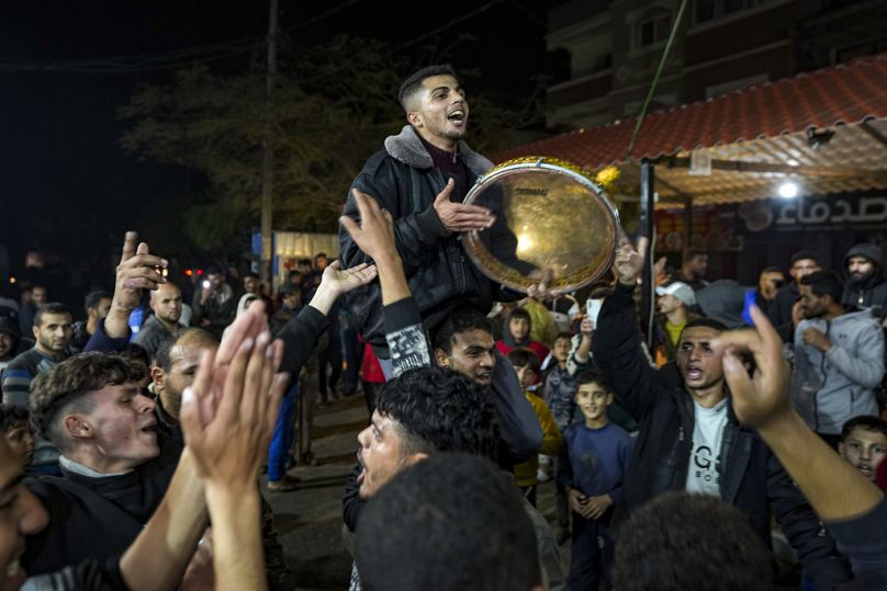 شادی ساکنان غزه پس از اعلام توافق آتش‌بس