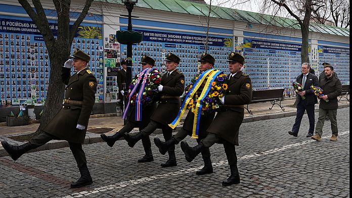 Ukraine’s Zelenskyy and British leader Keir Starmer honour fallen heroes in Kyiv