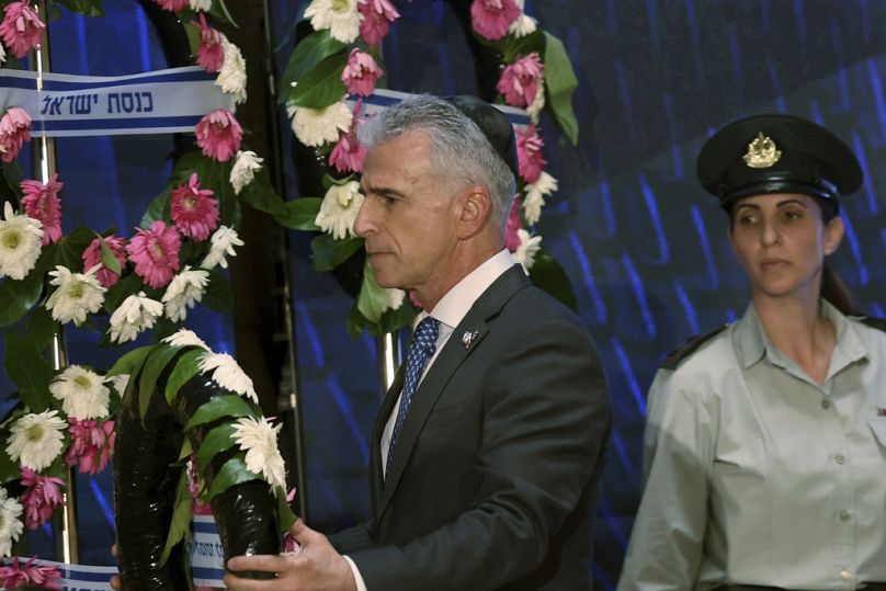 رئيس وكالة الاستخبارات الإسرائيلية (الموساد) ديفيد بارنيا يضع إكليلا من الزهور في مقبرة جبل هرتزل العسكرية في القدس، 13 مايو 2024. 