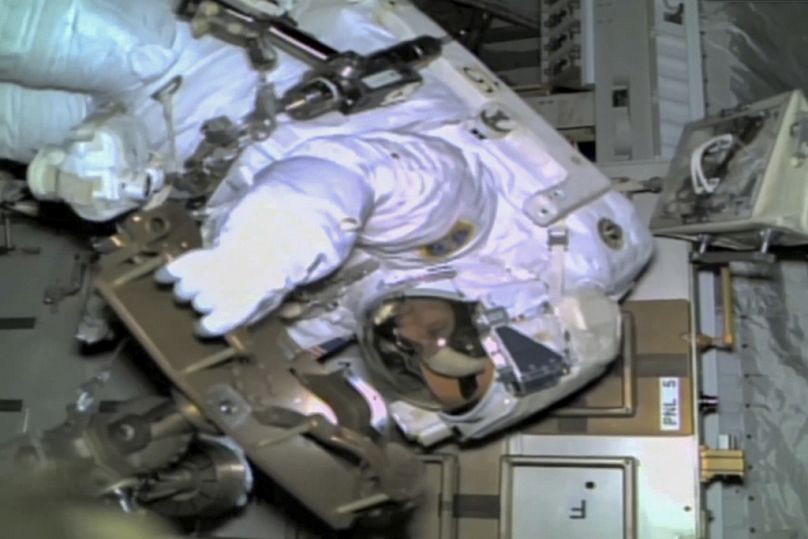 ABD'li astronot Suni Williams uzay yürüyüşü sırasında Uluslararası Uzay İstasyonu'nun dışında çalışıyor, 16 Ocak 2025.