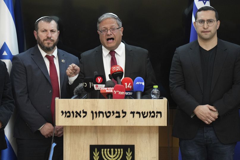 وزير الأمن القومي الإسرائيلي اليميني المتطرف، إيتمار بن غفير، يصرح لوسائل الإعلام من مكتبه في القدس بأنه سيستقيل إذا وافقت إسرائيل على وقف إطلاق النار في غزة.