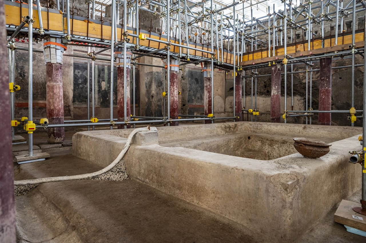 La grande cour à portique au cœur du frigidarium (chambre froide) avec un grand bassin