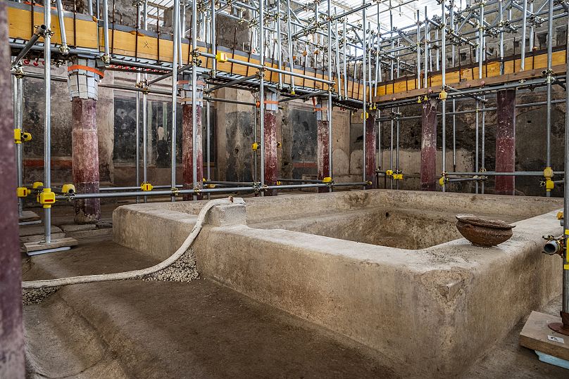 Der große Innenhof mit Säulengang ist das Herzstück des Frigidariums mit einem großen Pool.