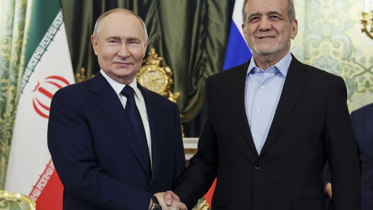 El presidente ruso, Vladímir Putin, a la izquierda, y el presidente iraní, Masoud Pezeshkian, posan para una foto durante su reunión en el Kremlin en Moscú, Rusia.