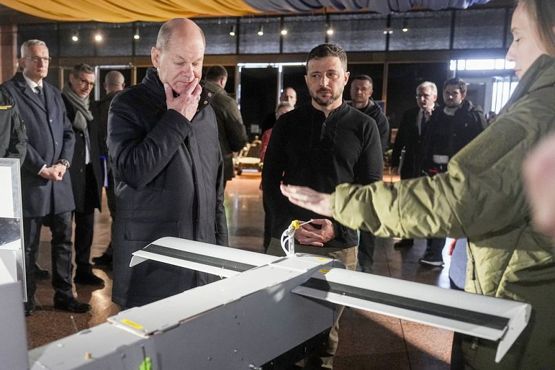 Scholcz német kancellár és Zelenszkij ukrán elnök egy drónt nézegetnek, 2024 szeptemberében