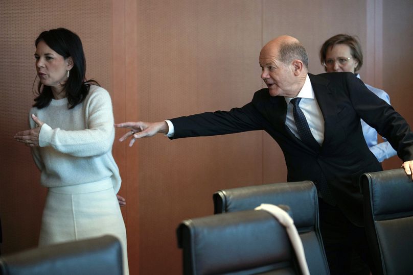 Annalena Baerbock Zöld-párti külügyminiszter és Olaf Scholz szociáldemokrata kancellár a berlini kormány egyik ülésén