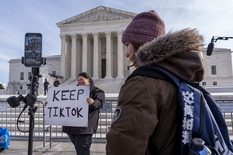 Una manifestante fuera de la Corte Suprema de Washington en defensa de mantener TikTok, 10 de enero de 2025