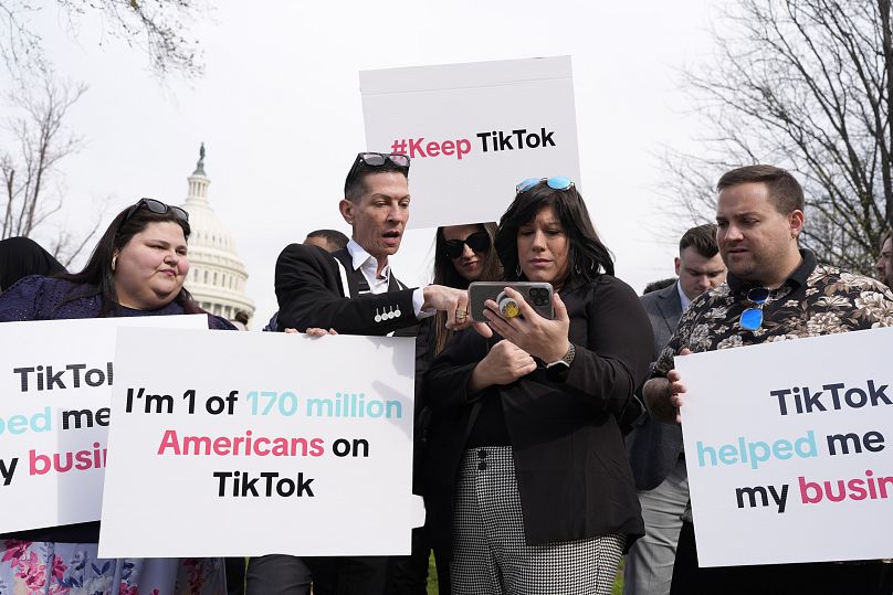 La prohibición de TikTok en EE.UU. pasa a la administración Trump por  razones de calendario, según la Casa Blanca | Euronews