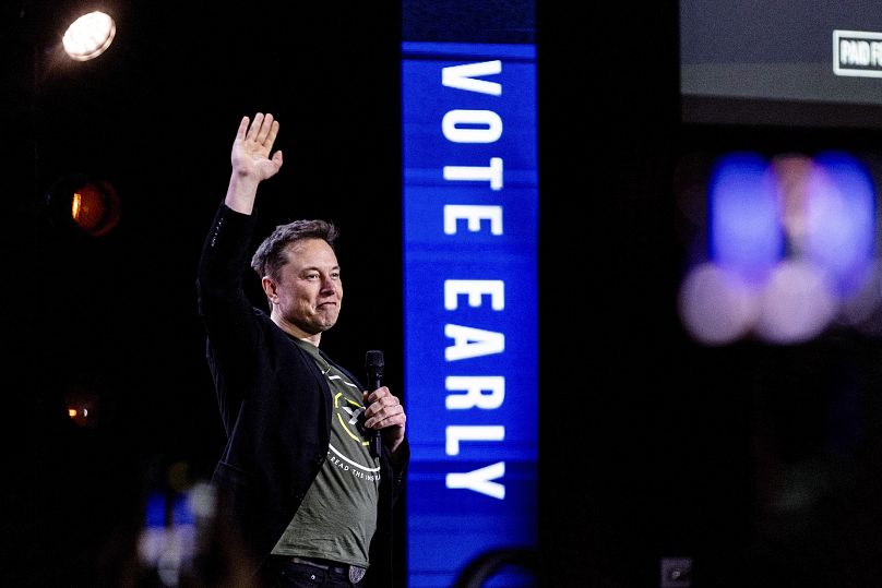 Elon Musk, CEO de Tesla y SpaceX, habla en Life Center Church en Harrisburg, 19 de octubre de 2024