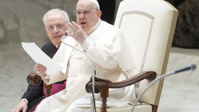 Papa: "Investire denaro per uccidere è da pazzi"