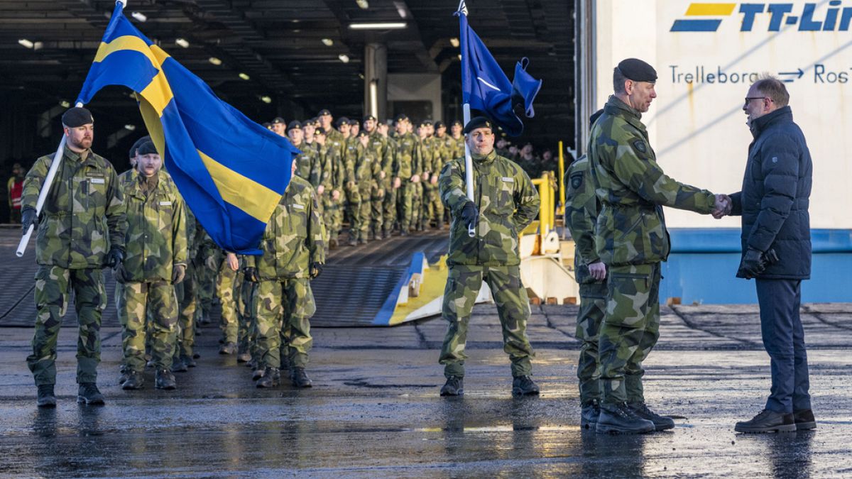 Historischer-Moment-Schwedische-Soldaten-zu-erstem-NATO-Einsatz-in-Riga-eingetroffen