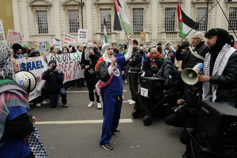 متظاهرة تتحدث أثناء مشاركتها في مسيرة لدعم الشعب الفلسطيني في غزة، في لندن، السبت 18 يناير/كانون الثاني 2025.