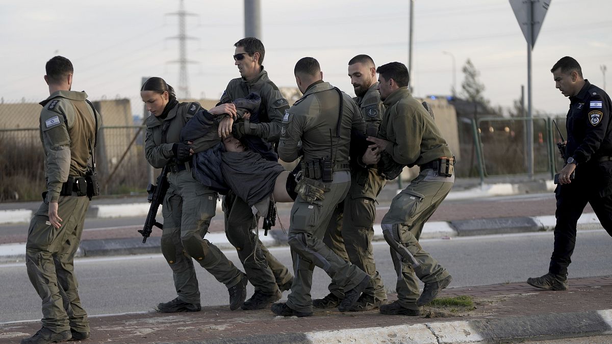 في أول يوم لوقف إطلاق النار في غزة: القصف يقتل ويصيب عشرات الفلسطينيين وبدء عودة النازحين إلى بيوتهم