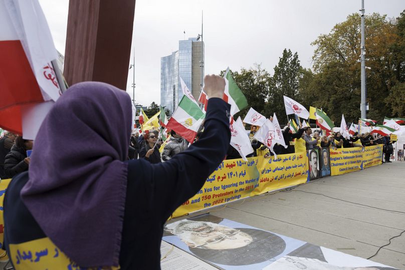Irán ellen tiltakozók az ENSZ Emberjogi Bizottsága előtt, Genf, 2023 október