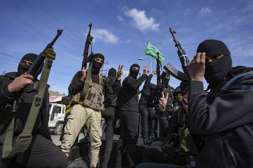 عناصر من كتائب عز الدين القسام، الجناح العسكري لحماس في أول يوم لوقف إطلاق النار، دير البلح بقطاع غزة، 19 يناير كانون الثاني 2024