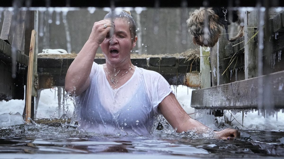 Russie : bains de l'épiphanie sans les traditionnels trous dans la glace