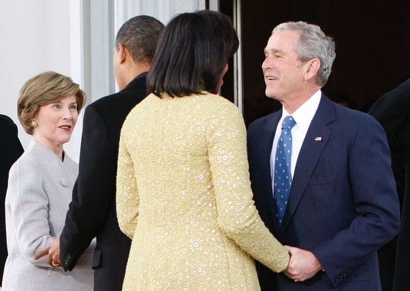 Az ifjabb Bush házaspár Obamáékat üdvözli 2009. január 20-án