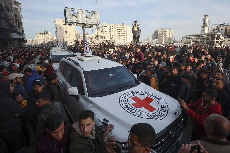 مركبة تابعة للصليب الأحمر عند مفترق السرايا في غزة خلال تسملها 3 أسرى إسرائيليات محتجزات في غزة ضمن صفقة وقف النار 19/01/2025