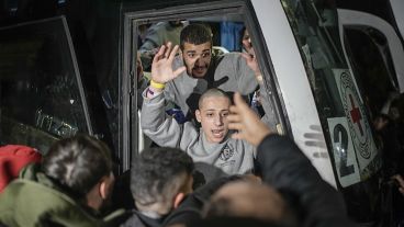 A Palestinian prisoner is greeted as he disembarks from a bus after being released from an Israeli prison in Beitunia, 20 January, 2025 A Palestinian prisoner is greeted as he disembarks from a bus after being released from an Israeli prison in Beitunia, 20 January, 2025