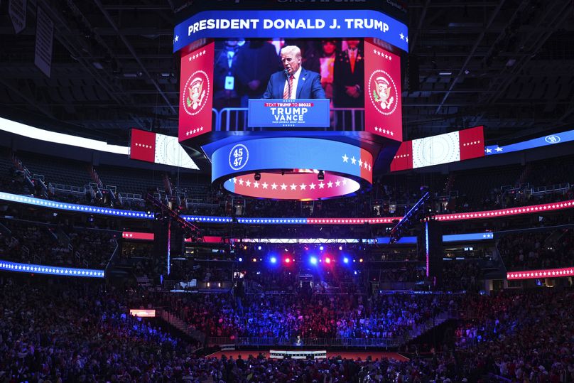Prezydent-elekt Donald Trump przemawia na wiecu przed 60. inauguracją prezydenta w niedzielę 19 stycznia 2025 r. w Waszyngtonie.