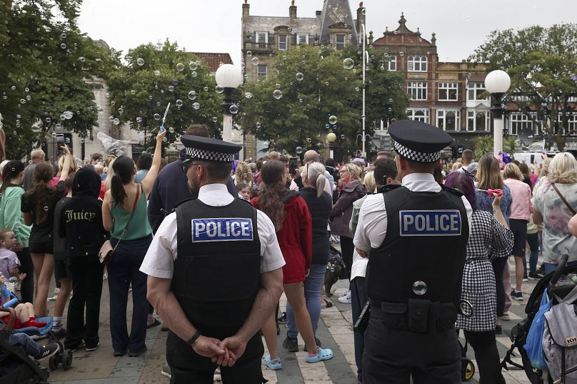 La polizia all'esterno di Town Hall a Southport, 5 agosto 2024