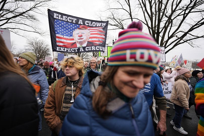 Des manifestants participent à la Marche du peuple contre Donald Trump, le samedi 18 janvier 2025, à Washington