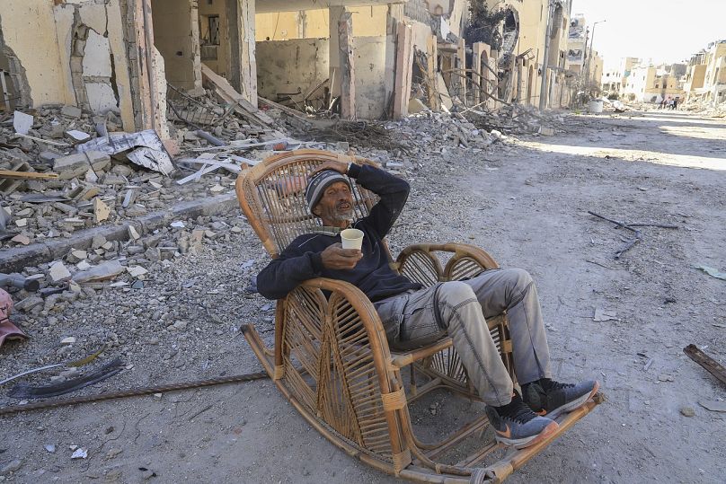 Un hombre descansa en un columpio en una calle destruida durante la ofensiva del ejército israelí contra el grupo Hamas en Rafah, en el sur de la Franja de Gaza