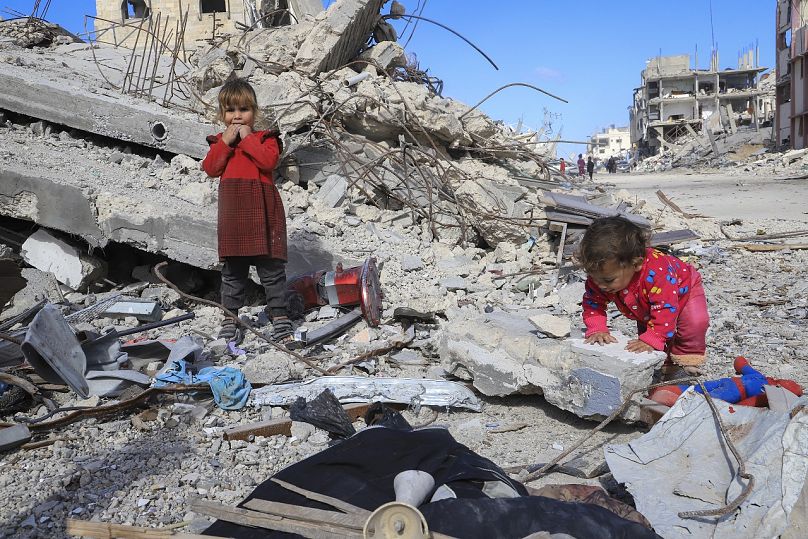 Niños juegan entre los escombros de un edificio destruido en Rafah, al sur de la Franja de Gaza, el lunes 20 de enero de 2025.