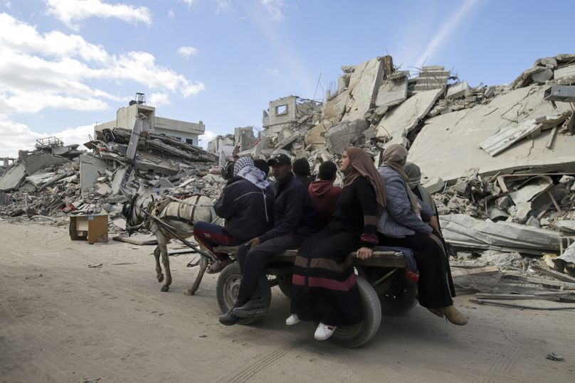 Des Palestiniens déplacés rentrent à Rafah, un jour après l'entrée en vigueur de l'accord de cessez-le-feu entre Israël et le Hamas, dans la bande de Gaza, le 20 janvier 2025