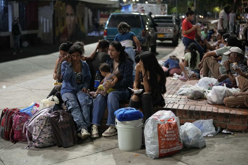 وصل النازحون بسبب العنف في بلدات في مختلف أنحاء منطقة كاتاتومبو إلى مأوى في ملعب لكرة القدم في كوكوتا بكولومبيا 19 كانون الثاني يناير 2025